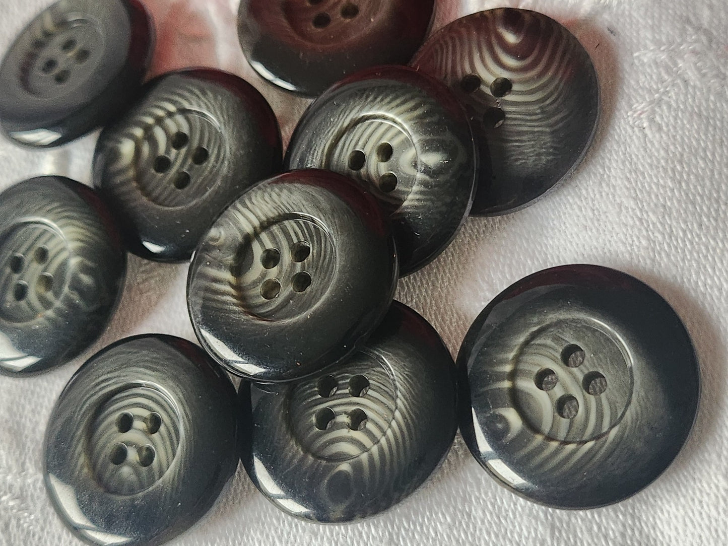 Lot 10 boutons vintage gris veiné à trous 2,5 cm ref 1341