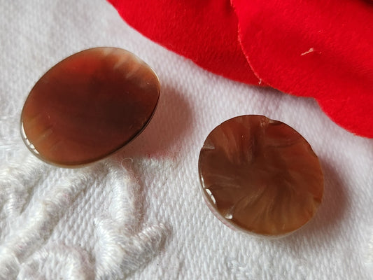 Duo boutons anciens en nacre  ciselé collection 1,5 et 1,3 sur 1,8 cm D10M