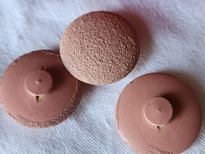 Trio  gros boutons anciens en bois rose granité 2,6 cm à pied ref 490