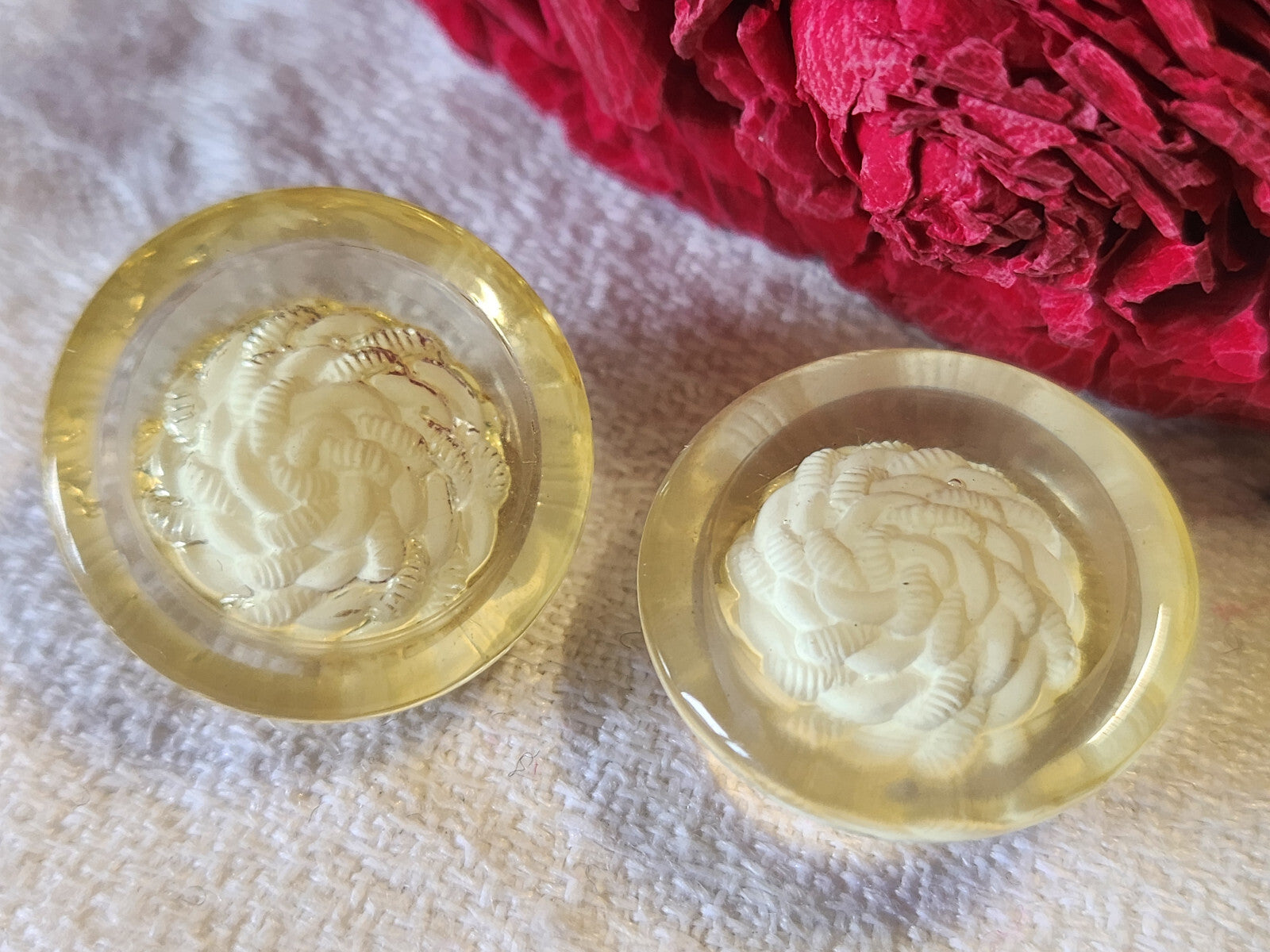 Duo hauts boutons vintage transparent inclusion blanche 2,2 cm G8B