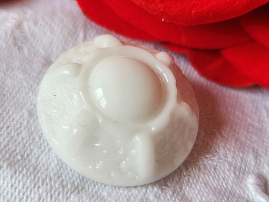 Gros bouton ancien en verre blanc motif 2,6 cm G17l