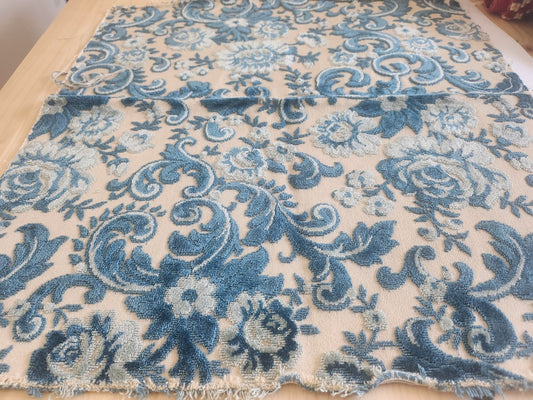 Ancien petit coupon de tapisserie bleu ecru 48 cm sur 53 cm B5