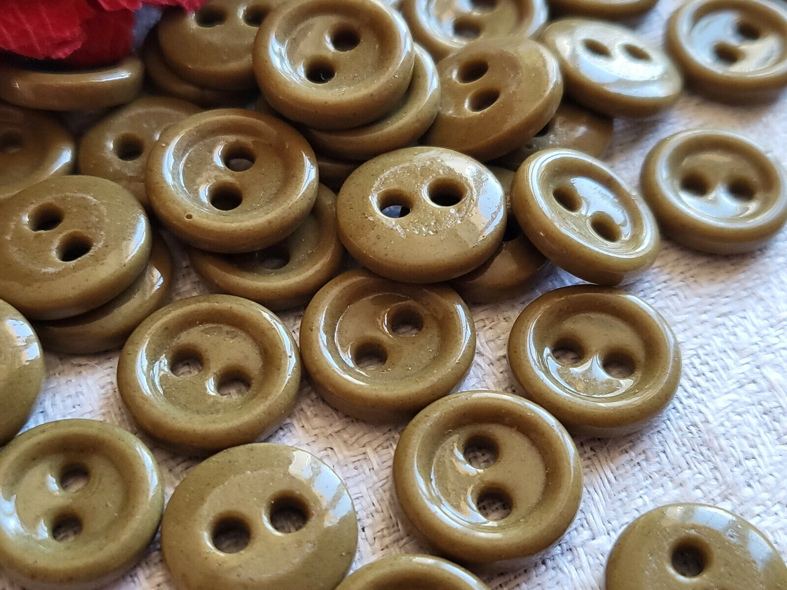 lot 20 boutons anciens pâte de verre kaki vert 2 trous 1,2 cm layette ref 5582