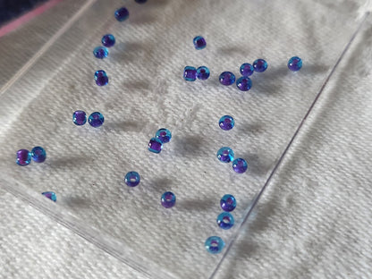 Lot environ 22  grammes de perles rocaille bicolore bleu violet n°11