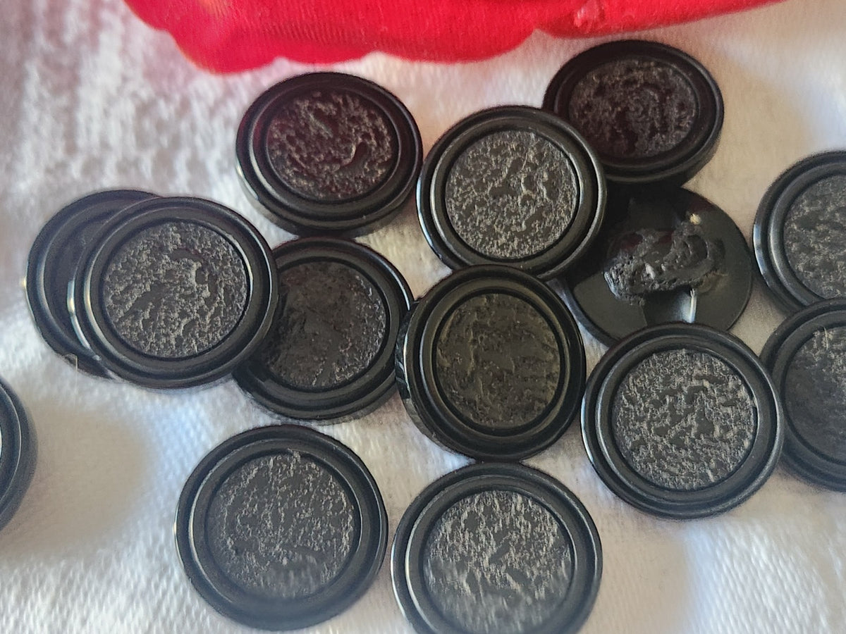 Lot 12 boutons vintage noir cœur texturé 1,7 cm pied ref 6167