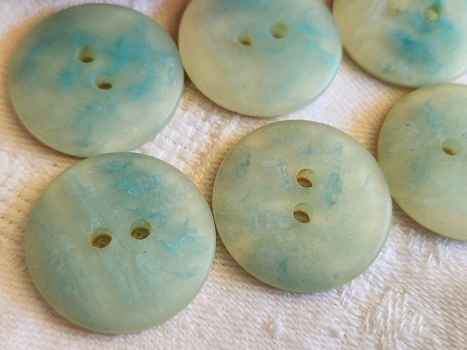 Lot 6 boutons vintage bleu creme 2,2 cm trous mat ref 765