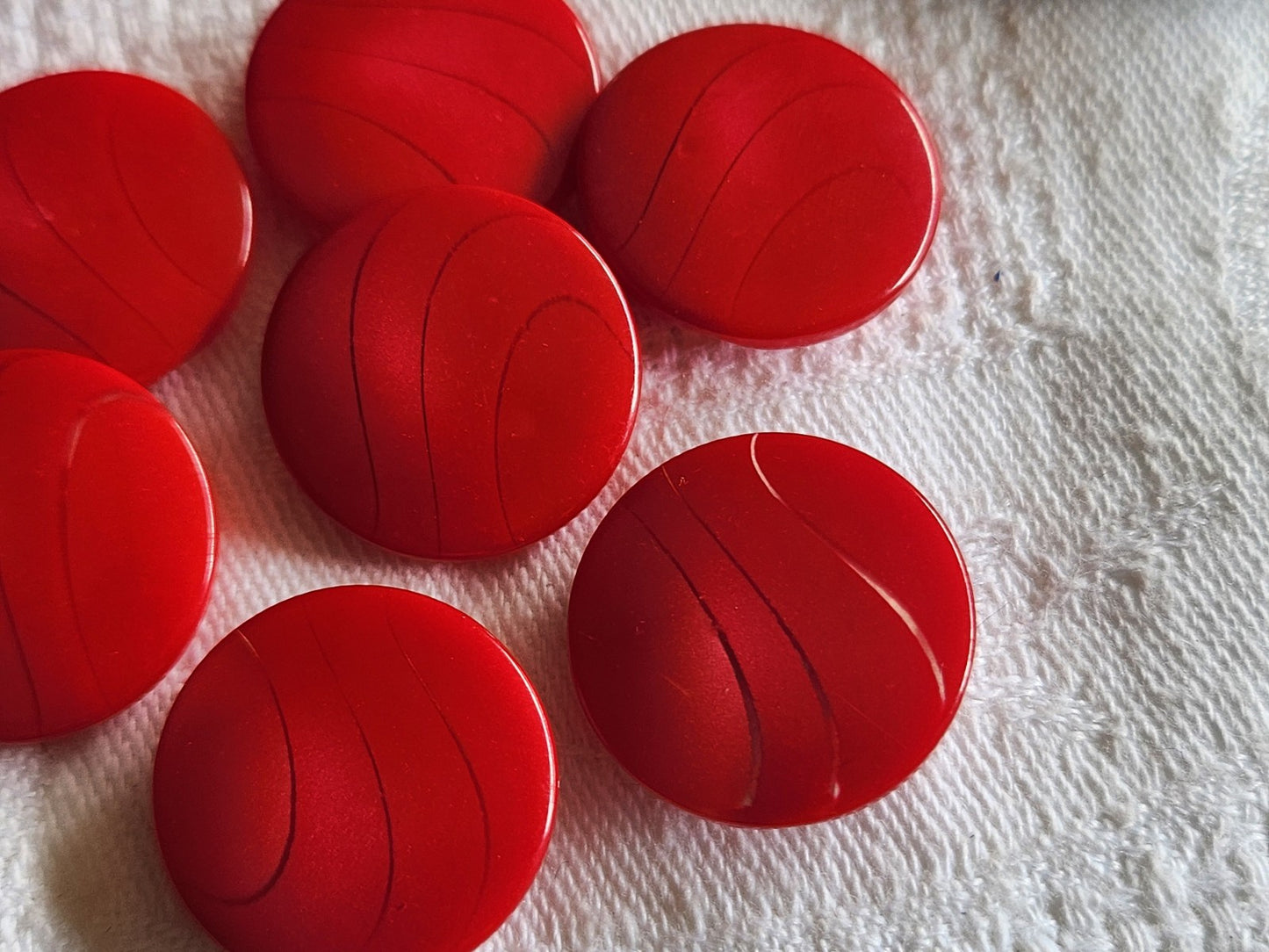 Lot 9 boutons vintage vague rouge pied  2,1 cm (7) et  2,6 cmc (2) ref 1123
