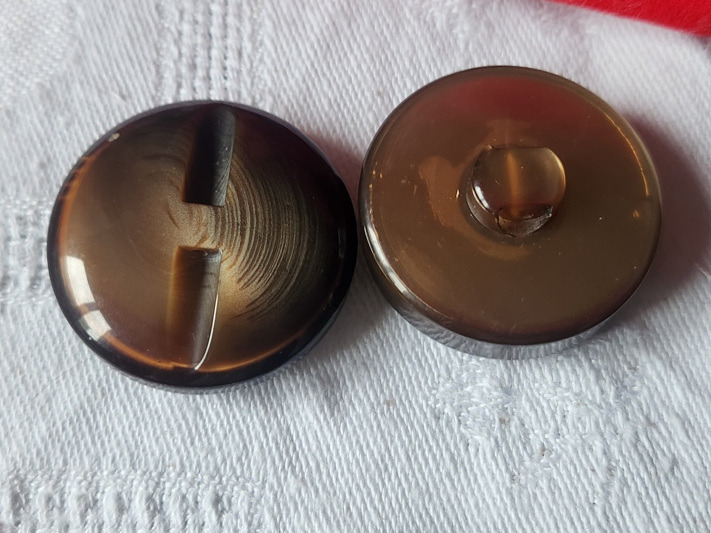 Duo gros boutons vintage à pied marron inclusion 2,9 cm et 3 cm ref 1846