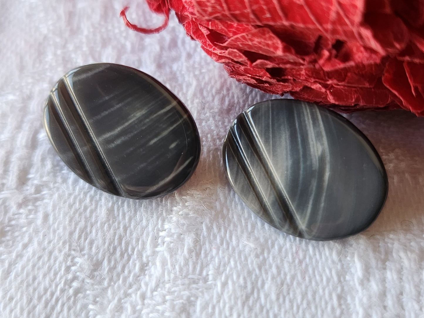 Duo boutons anciens en nacre ovale gris veiné 1,7 sur 1,2 cm G15C