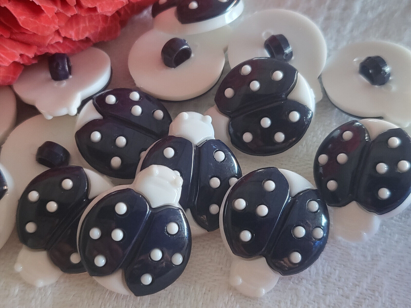 Lot 12 boutons forme coccinelle bleu blanc pied bicolore 1,7 sur 1,5 ref 4885