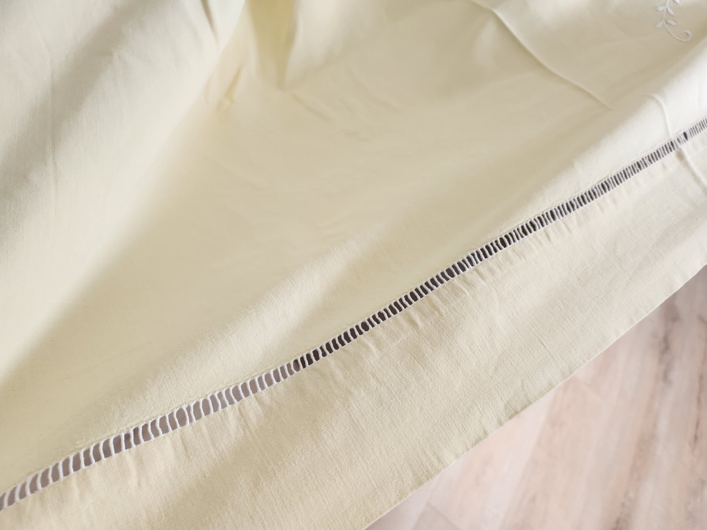 Lot deux draps anciens jaune monogrammes HK idéal rideau B6