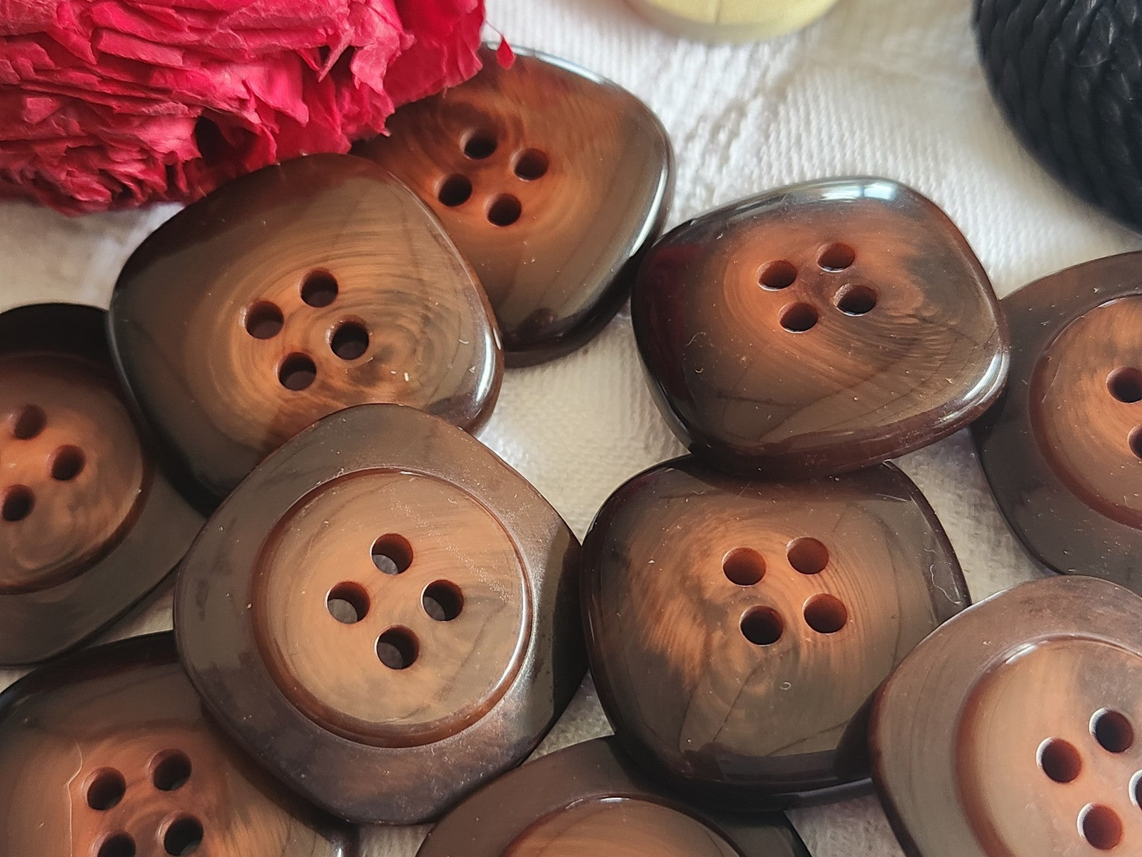 Lot 7 gros boutons vintage marron orangé trous 2,6 cm ref 1500