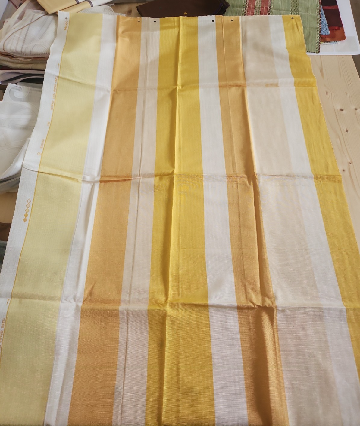 Enorme lot de tissu /voilage fond de magasin datant de 1993 échantillons B5