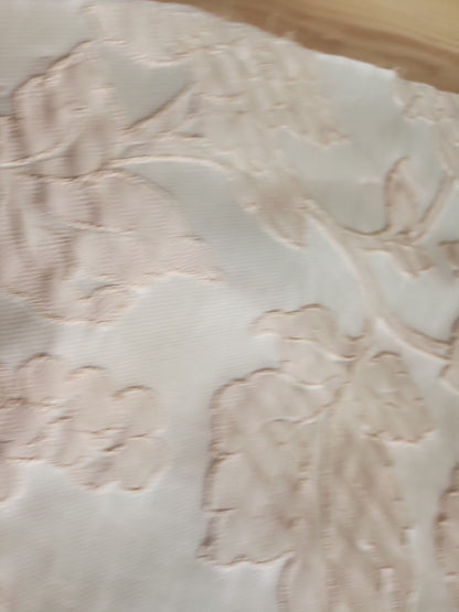 Ancien coupon de tissu damassé beige écru relief 205 cm sur 61 cm B5