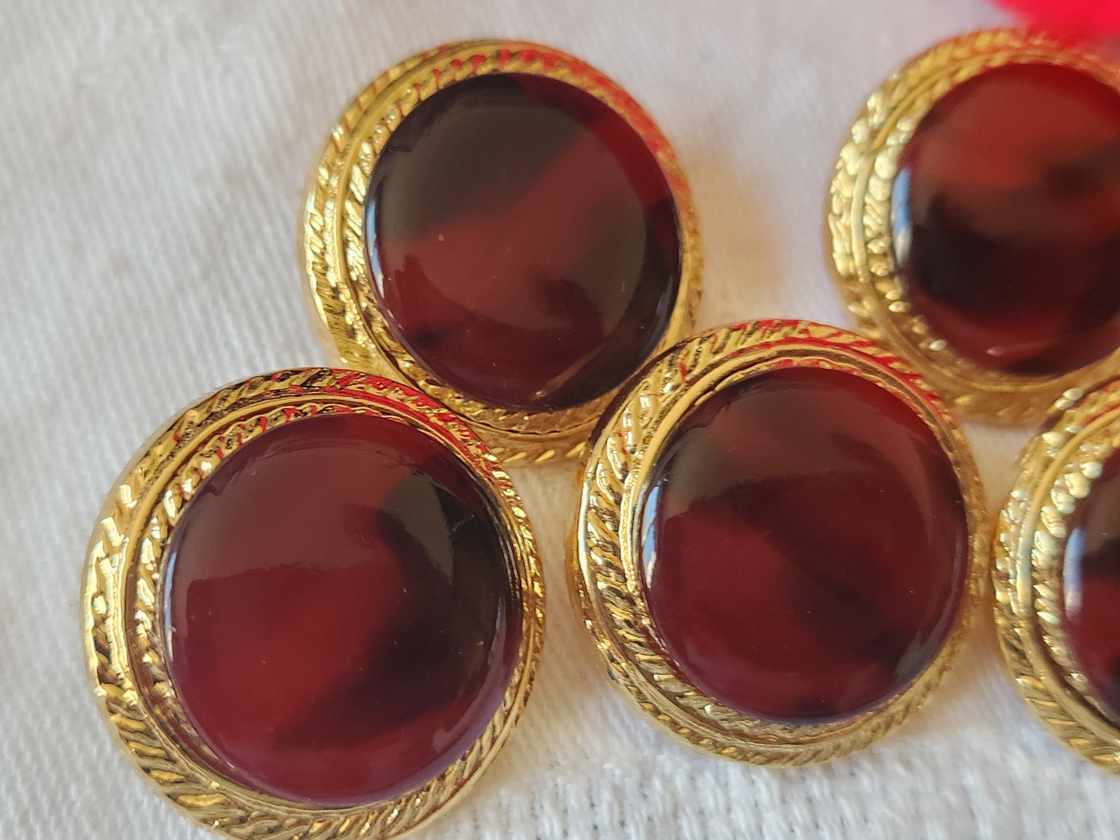 Lot 5 gros boutons vintage rouge doré acryllique pied 2,5 cm ref 5034