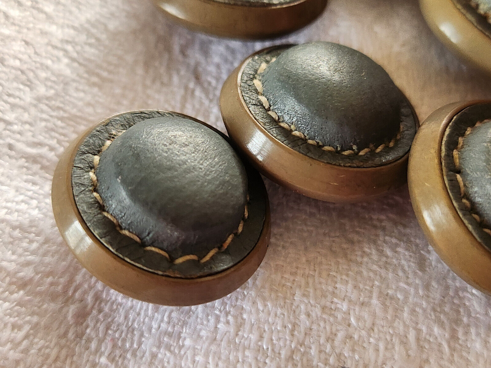 Lot 6 boutons anciens coeur en cuir gris 2 cm  ref 2718