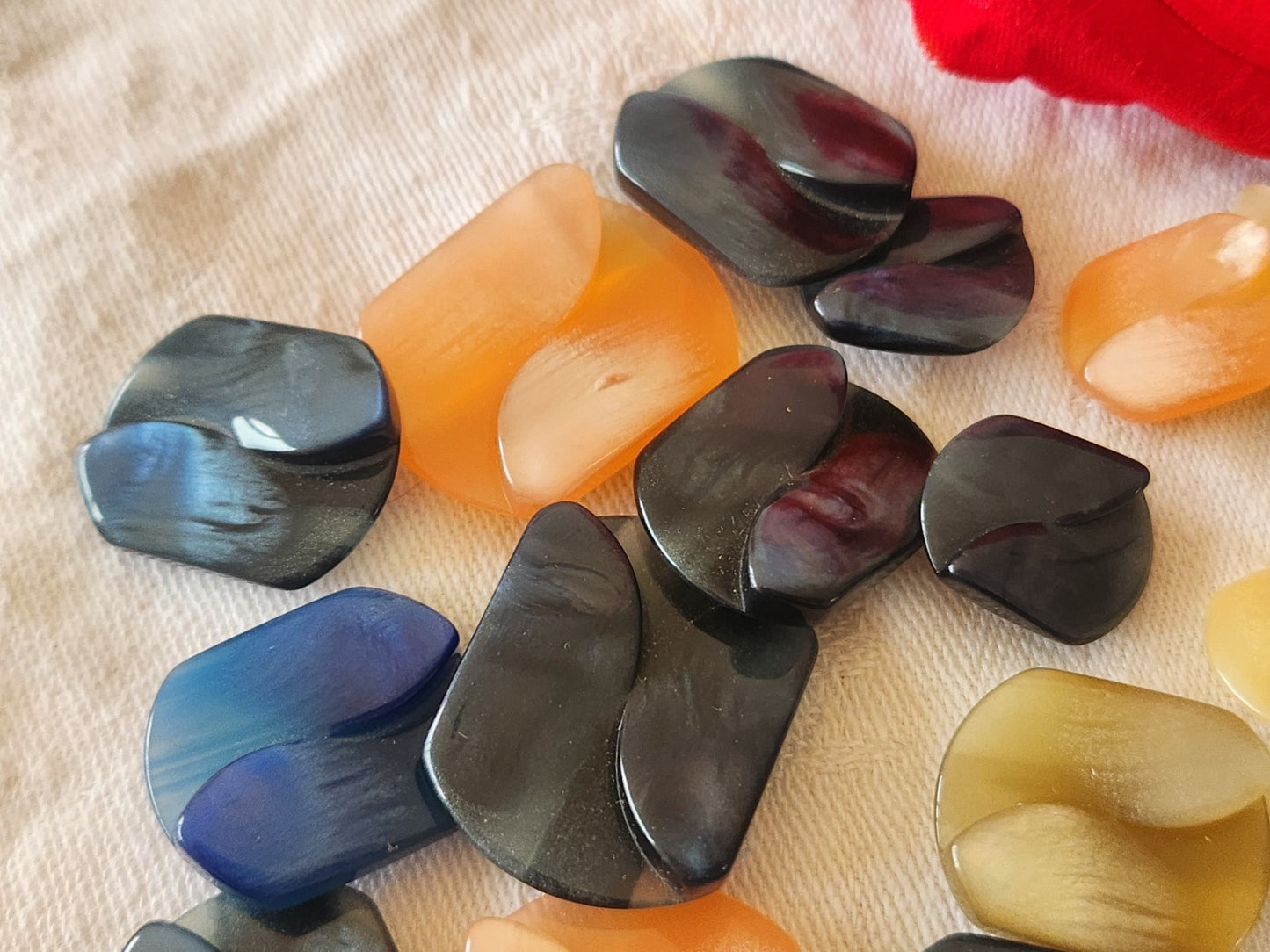 Lot 18 boutons vintage panaché mm modèle 1,4 sur 1 ,7 à  2 sur 2,7 cm  ref 6424