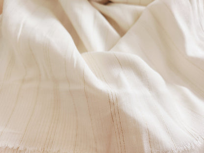 Grand coupon de tissu blanc fil doré mou 1 m51 sur 3 mètres B8