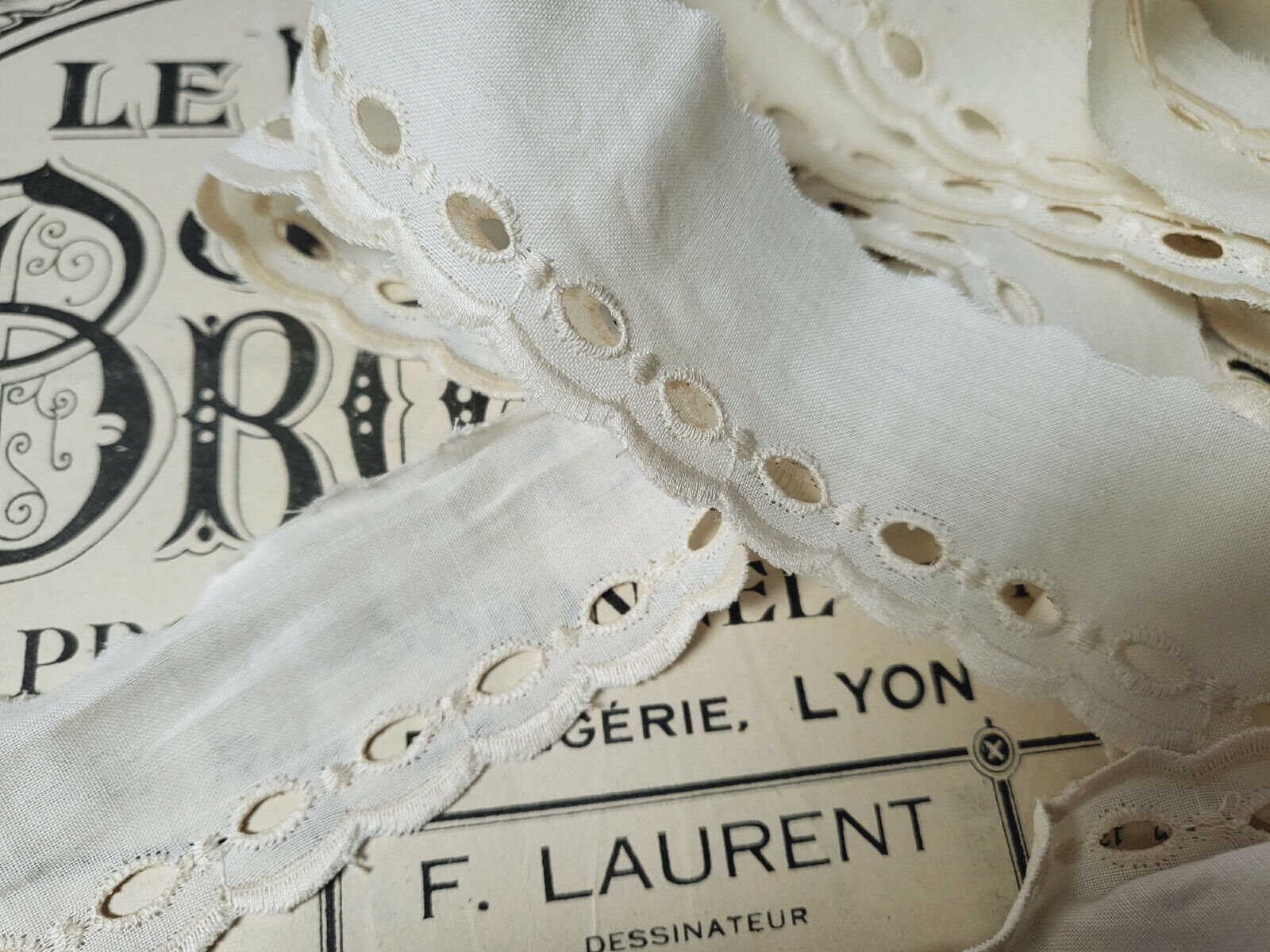 dentelle vintage beige/ blanc cassé bas festion idéal jupon 9  mètres 30 T4-7