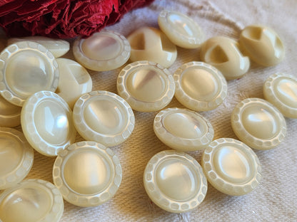 Lot 12  boutons vintage blanc nacré à pied jolis lumineux 1,4 cm ref 726