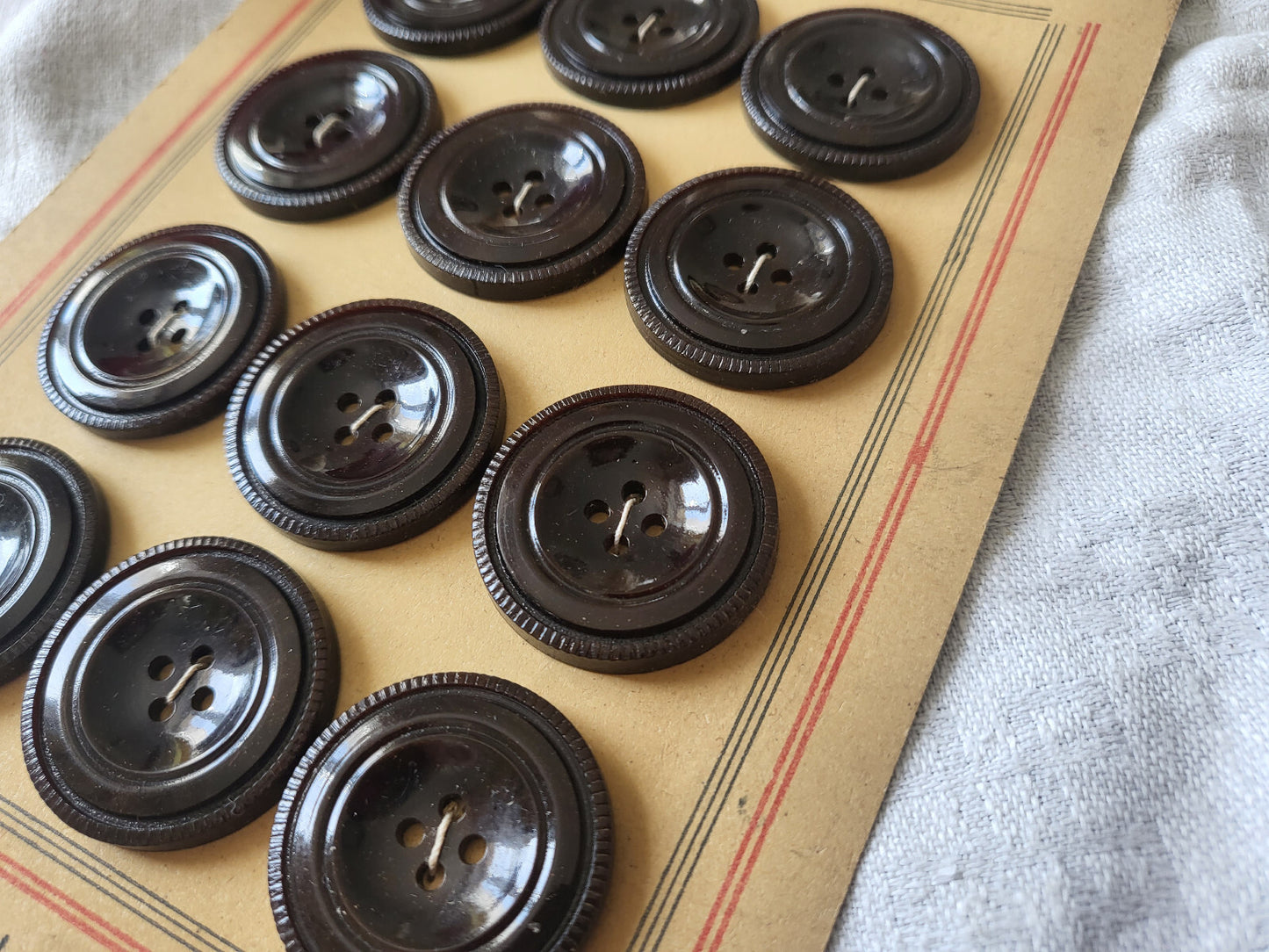 Plaque  12 gros boutons anciens marron 2,6 cm