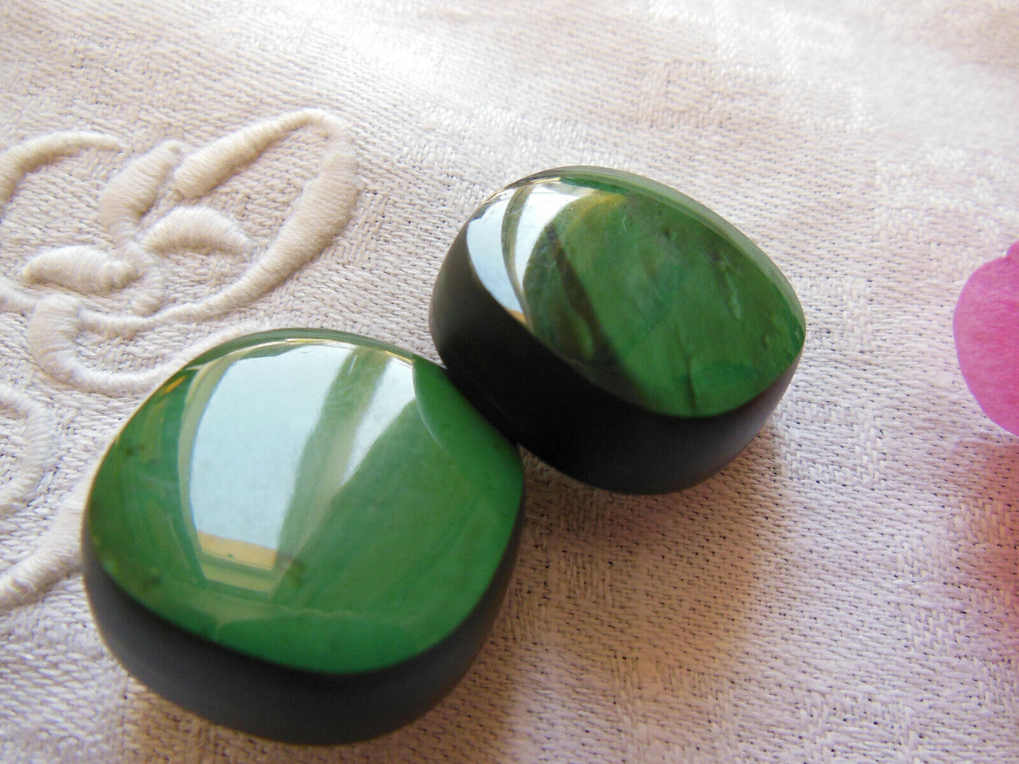 Duo boutons vintage épais vert à pied imposant 2,4 cm G16L