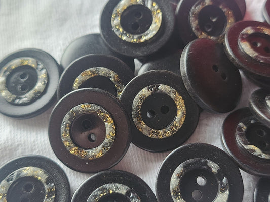 Lot 18 boutons vintage noir lumineux effet usé 2 cm trous ref 2915