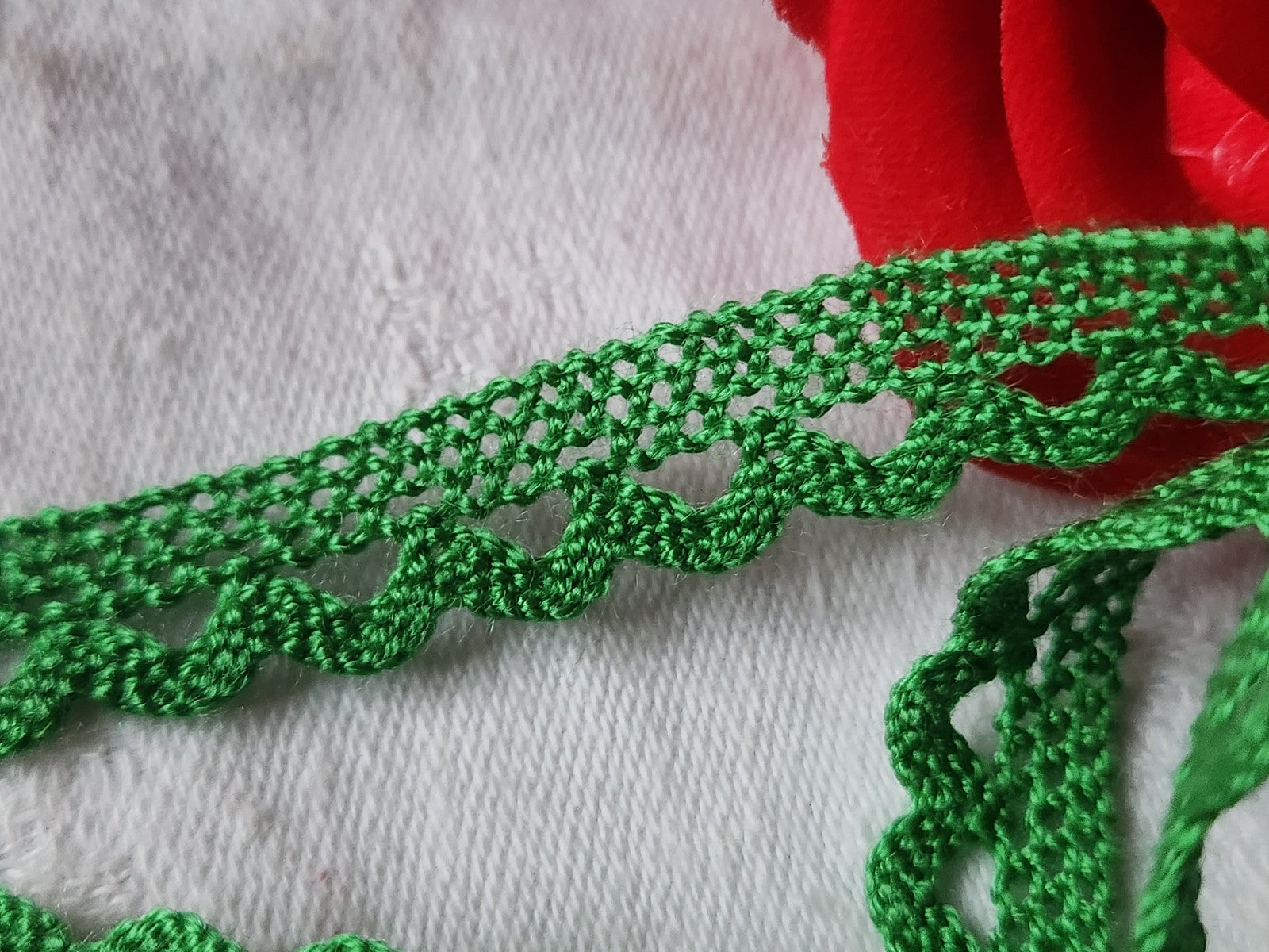 Dentelle vintage rouge vert coton 3 métres sur 1,2 cm A3