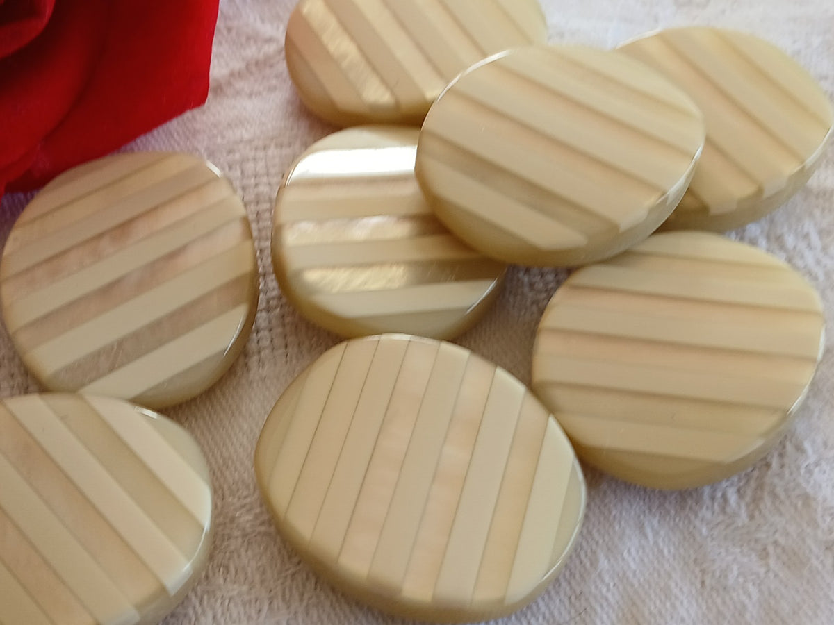 Lot 6 énormes boutons vintage crème nacré  ovale 2,8  sur 3,4 cm ref 6473 **