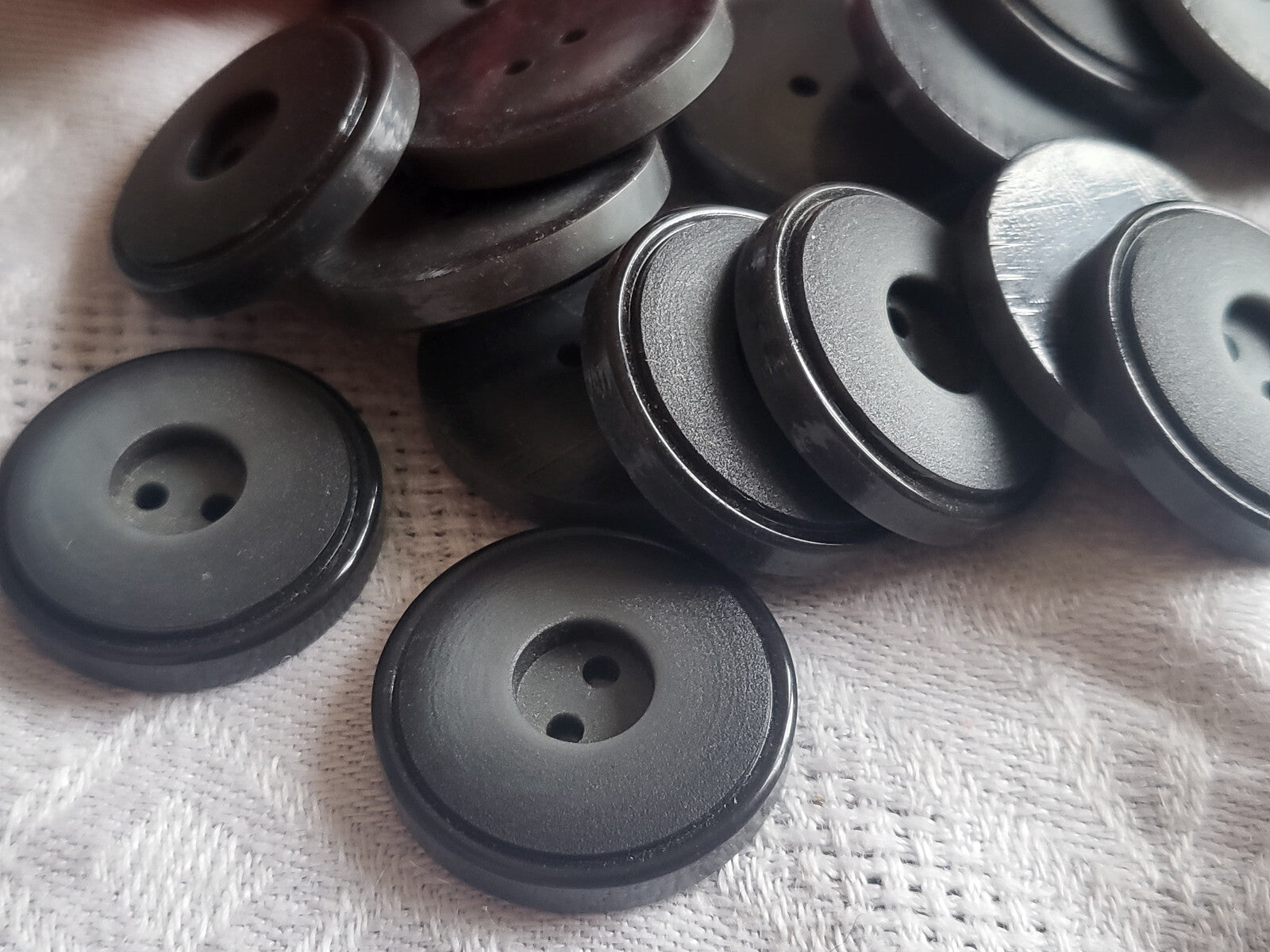 Lot 10  boutons vintage gris travaillé à trous diamètre  2,2 cm ref 5219