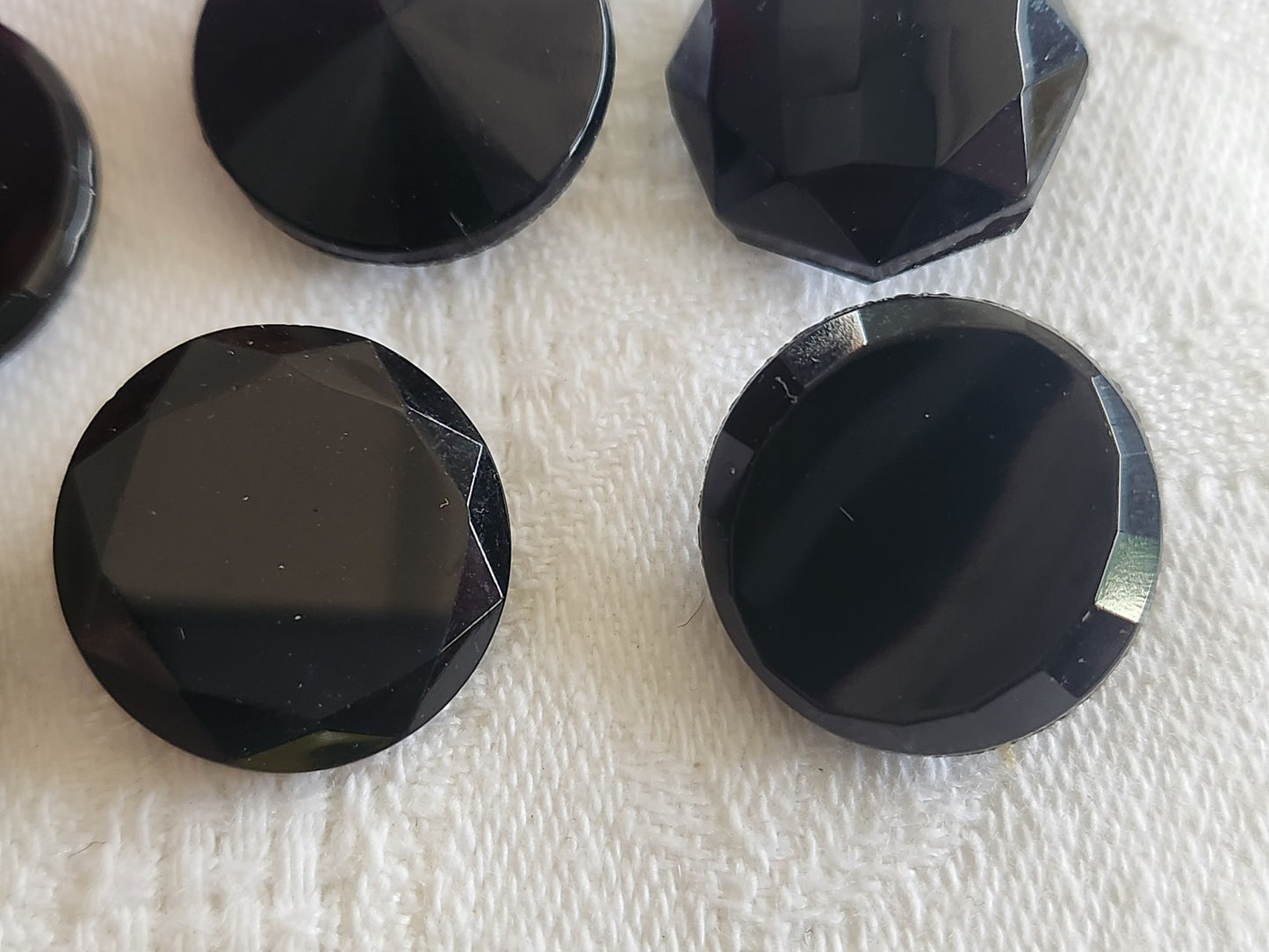 Lot 6 boutons anciens en verre noir 1,7/1,8 cm pied facette ref 6079