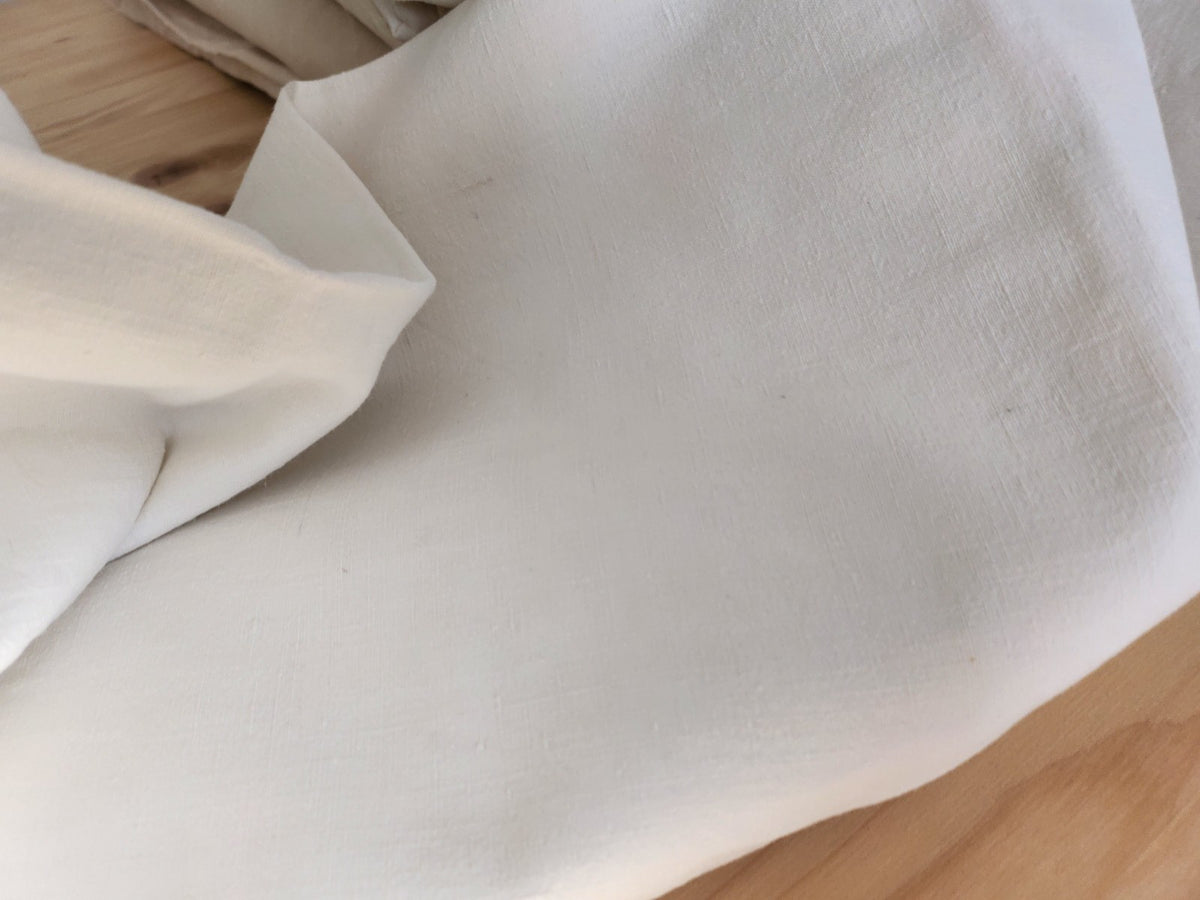 Ancien drap blanc monogramme MT rose et jour tirés B6