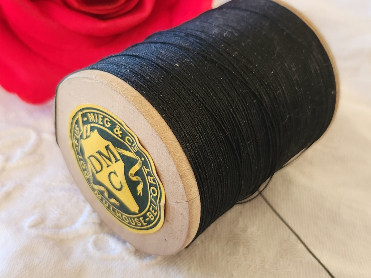 Grosse bobine en bois ancienne   6 fils  poids: 75 grammes DMC  12 noir