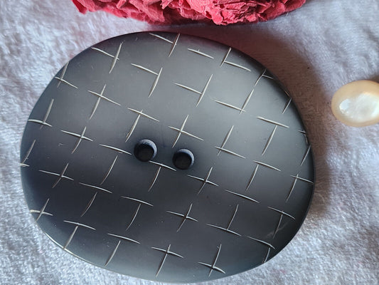 Enorme bouton ovale cambré parurier gris degradé 6,8 cm sur 5,7 cm ref 5872