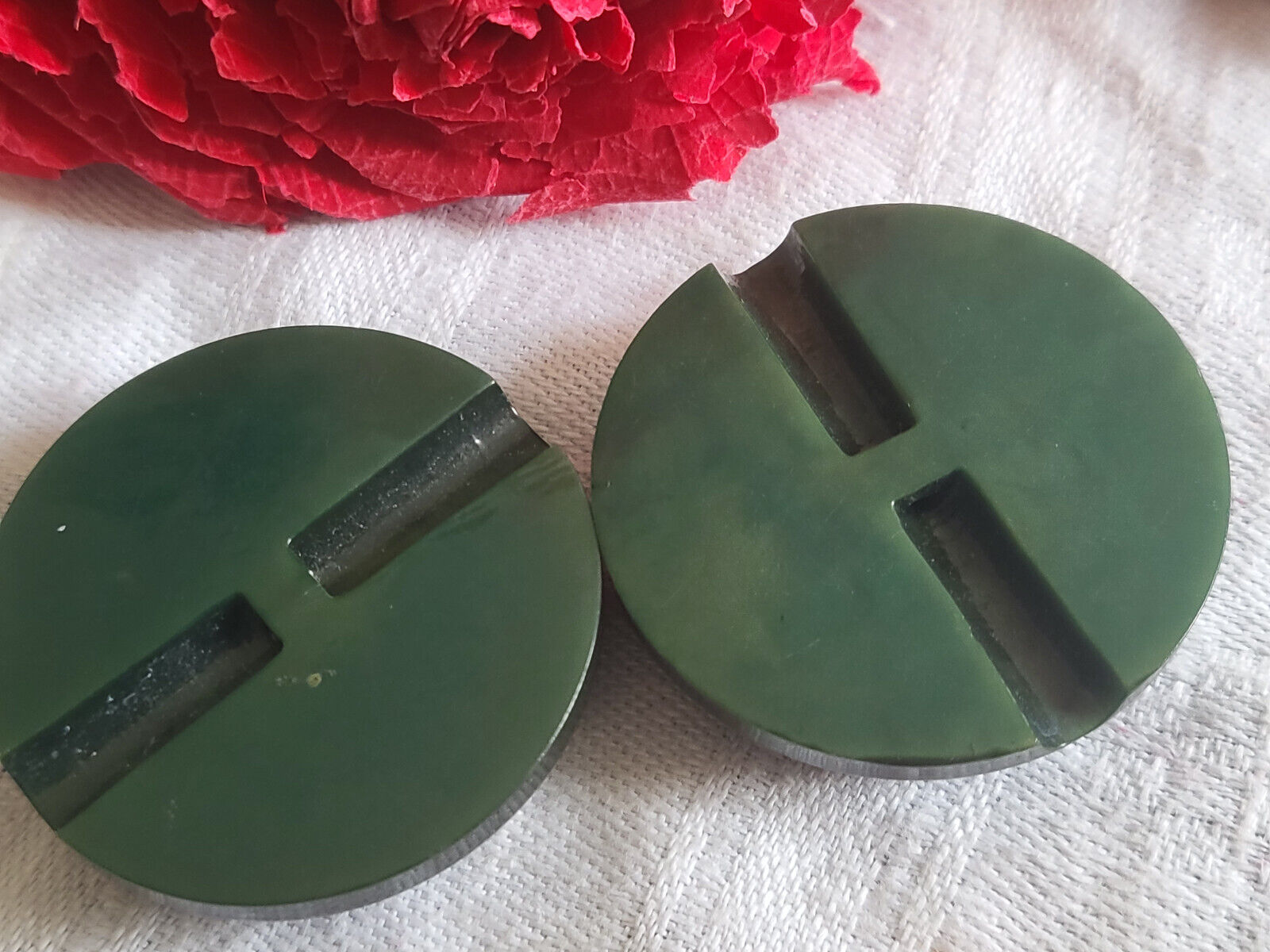 Duo gros boutons anciens épais vert delavé gris diamètre 3,5 cm ref 2419