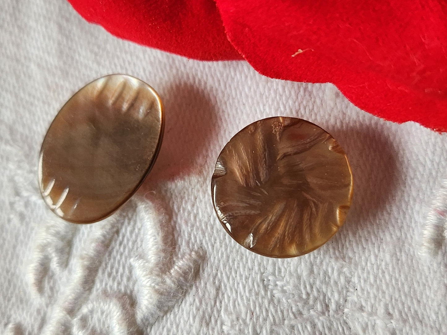 Duo boutons anciens en nacre  ciselé collection 1,5 et 1,3 sur 1,8 cm D10M