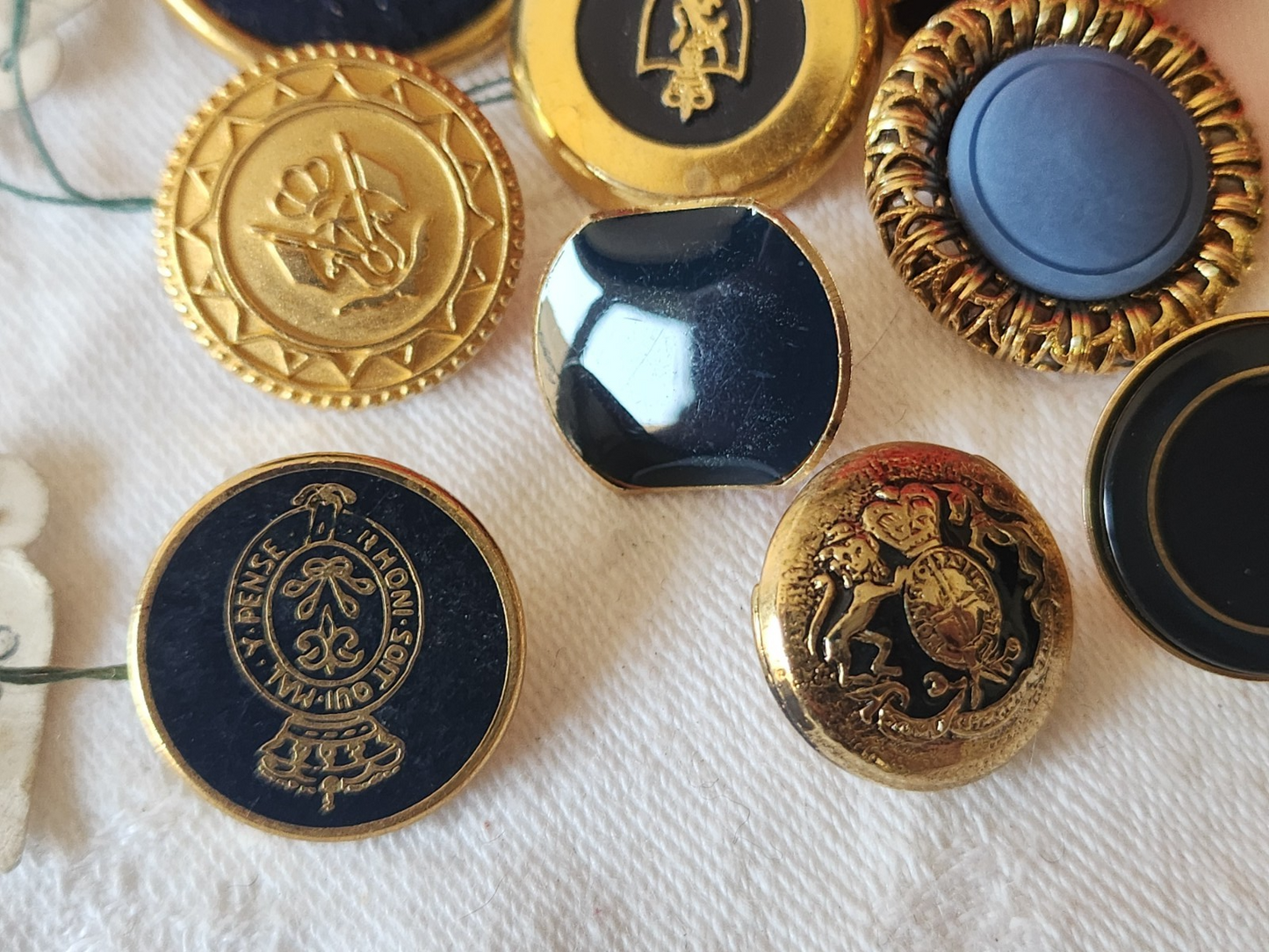 Lot 10 boutons vintage en métal doré bleu 1,7 à 2,8 cm ref 6036