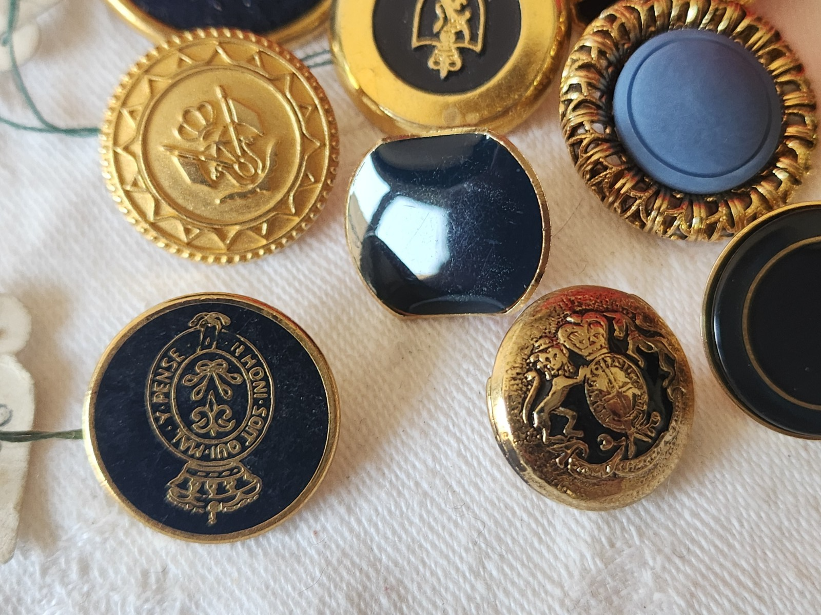 Lot 10 boutons vintage en métal doré bleu 1,7 à 2,8 cm ref 6036