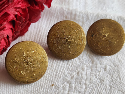 Lot  3 anciens bouton ancien en métal motif 1,8 cm ref 1118
