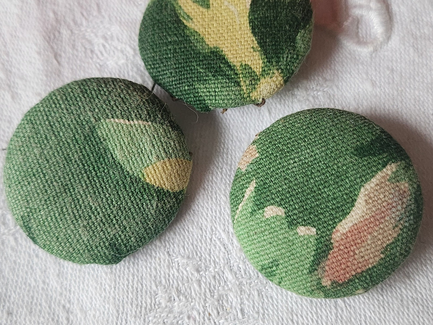 Trio gros boutons anciens  tissu vintage  pied 3,3 cm ref 400