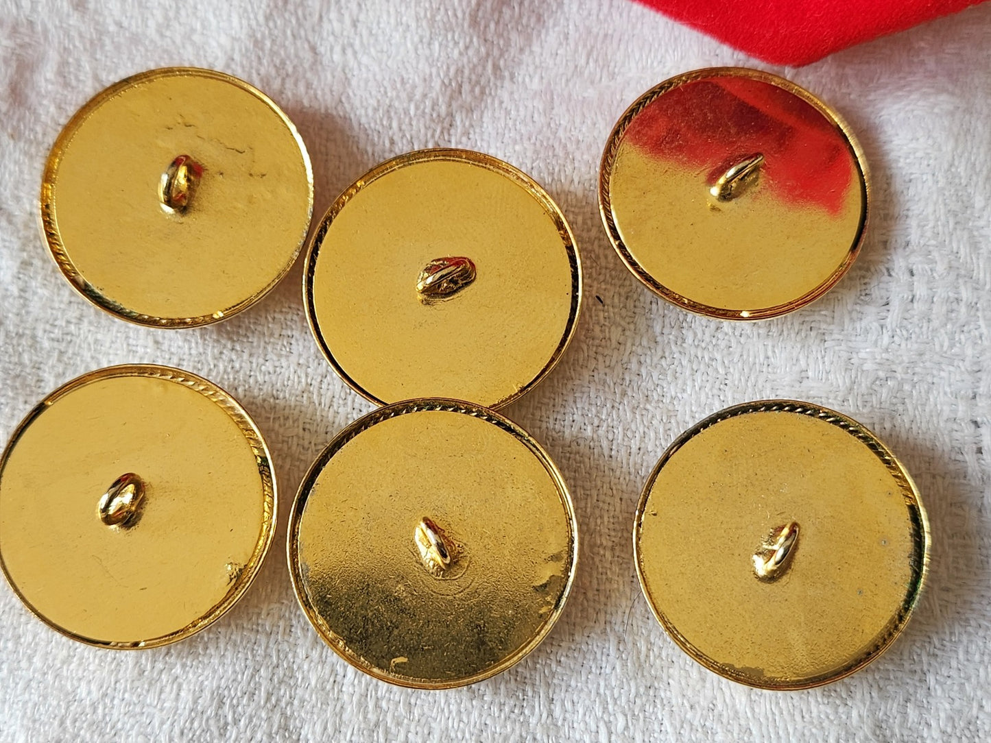Lot 6 gros boutons vintage en metal doré à pied 2,4 cm ref 408