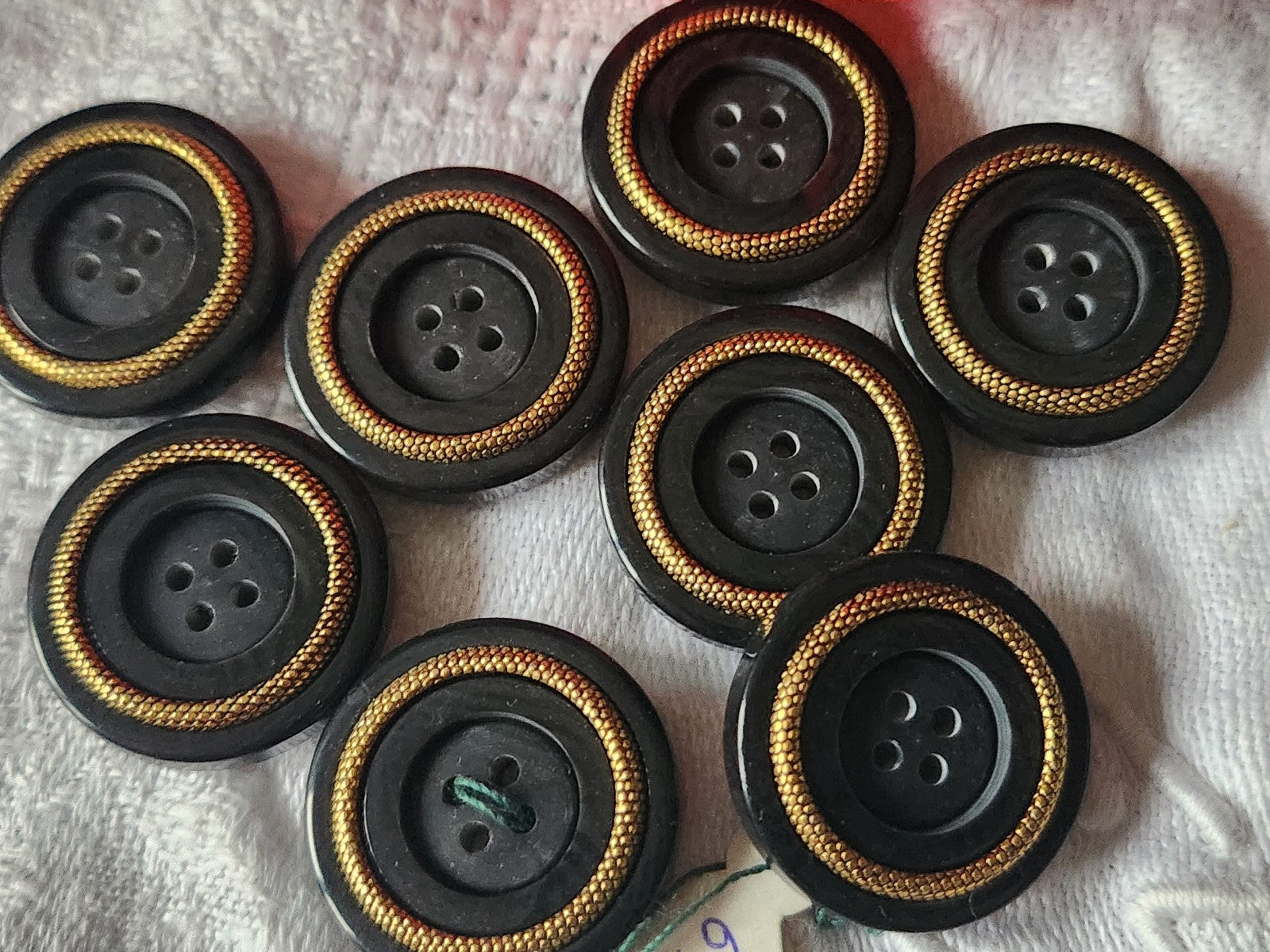 Lot 7boutons vintage noir doré 2,2 cm trous épais ref 5801