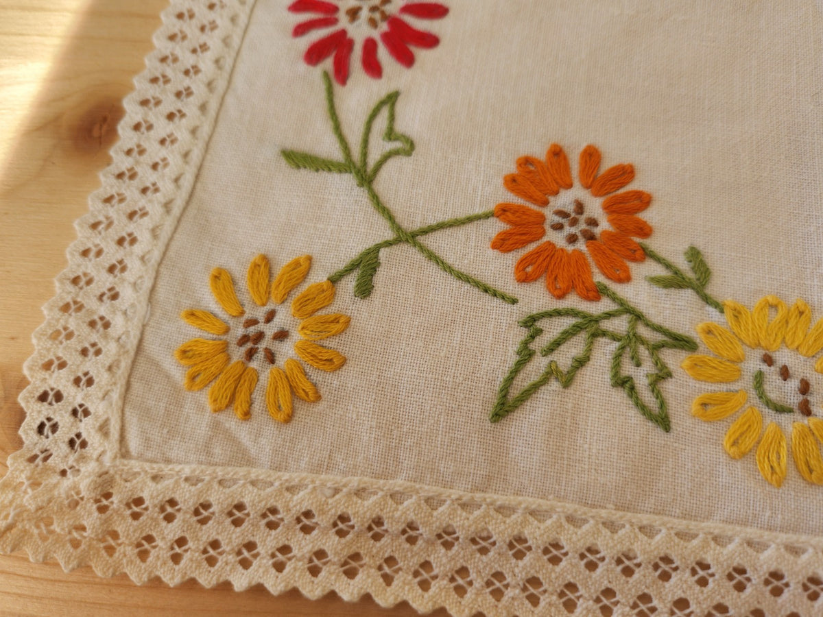 Ancien napperon dentelle broderie couleur fleur 24,5 cm sur 34 cm B8