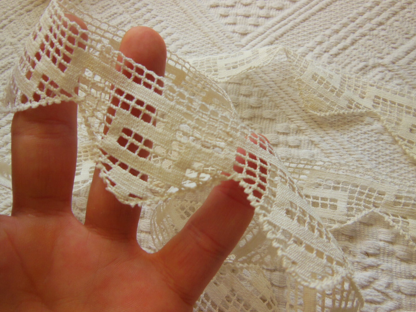 Dentelle ancienne motif géométrique  1 mètre 50 sur 4 cm T3-36