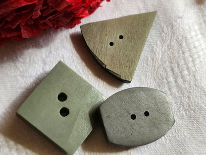 Trio boutons anciens gris forme originaux 2,4 à 3 cm ref 848