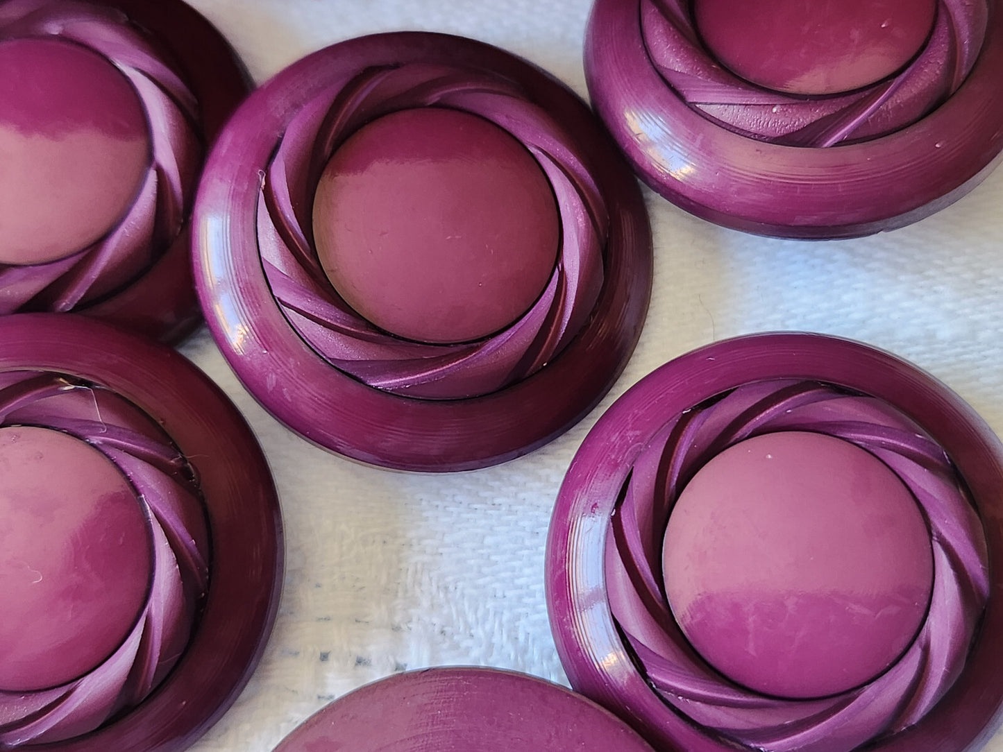 Lot 6 gros boutons vintage violet à pied diamètre 2,7 cm ref 376