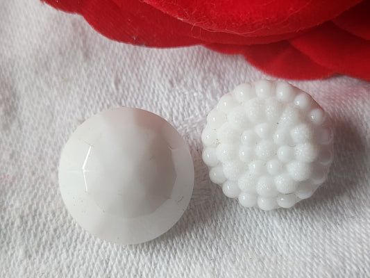 Duo boutons anciens en verre blanc vintage 1,6 et 1,7 cm D10D