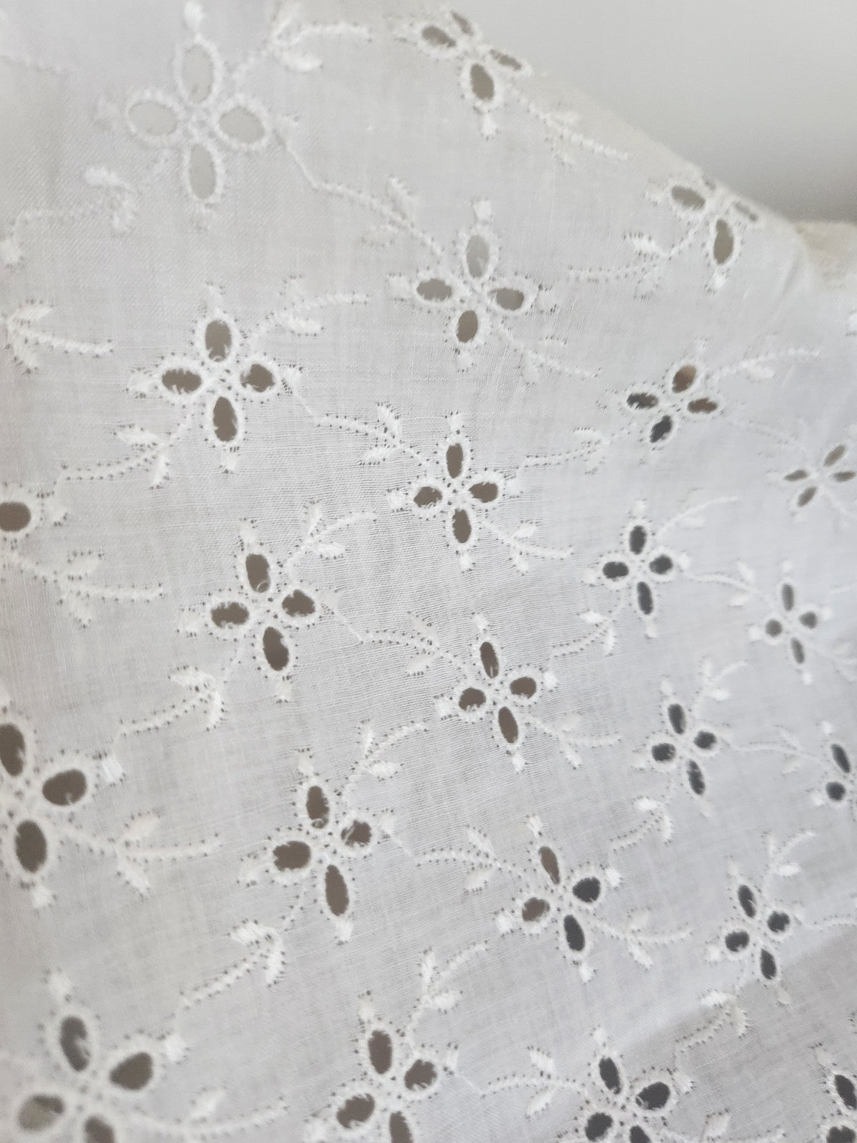 Ancien coupon de tissu vintage blanc ajouré au mini: 58 sur 131 cm B5