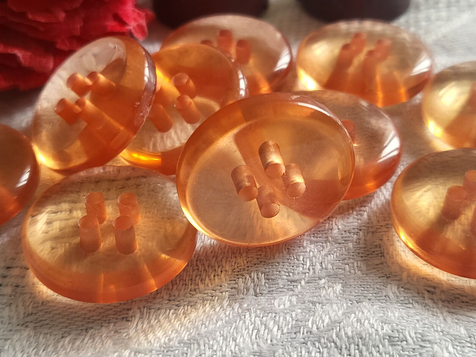 Lot 6 boutons vintage épais orange transparent à trous 2,3 cm ref 4451