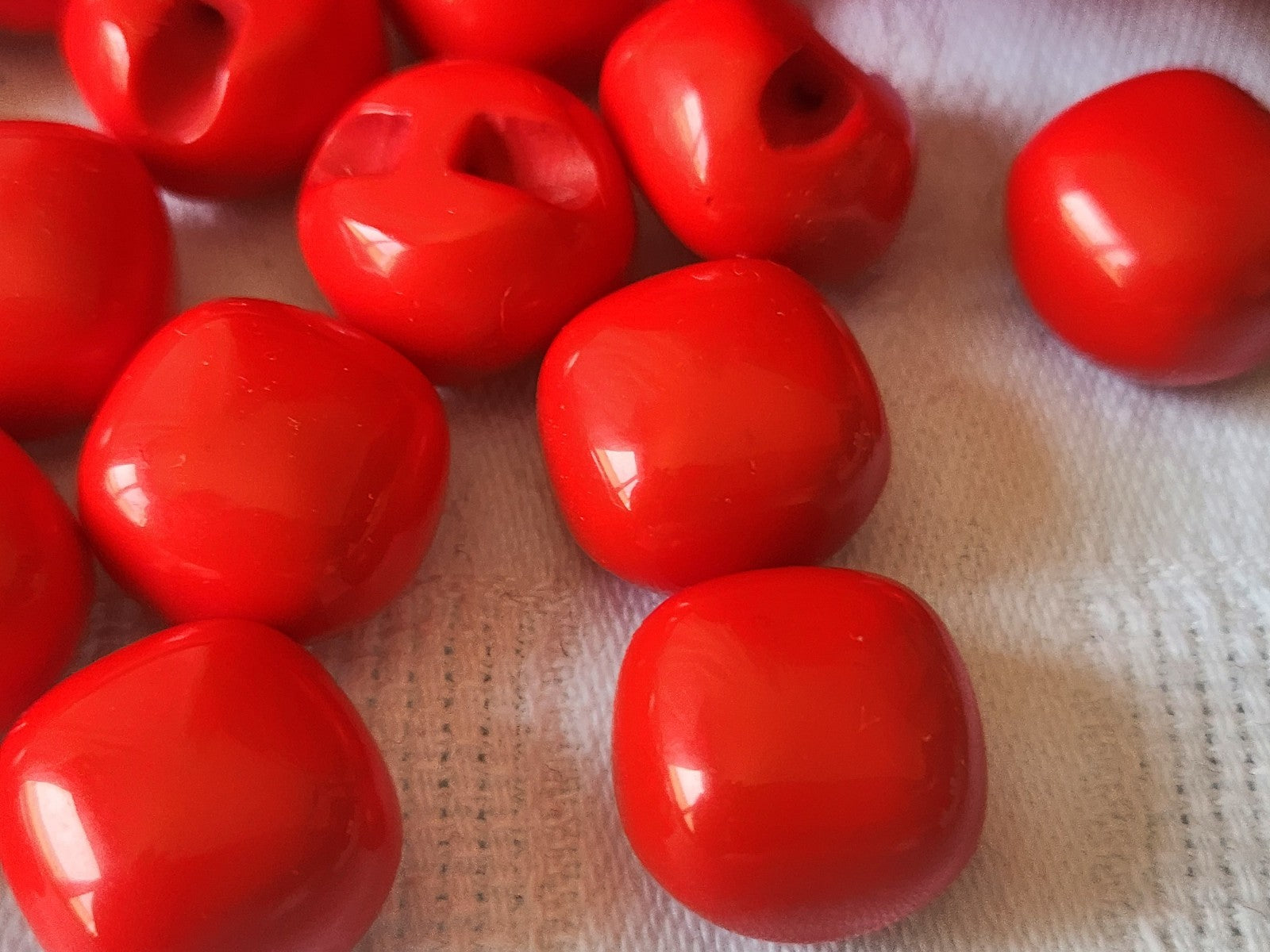 Lot 8 boutons vintage rouge épais volume pied superbe 1,5 cm ref 1467